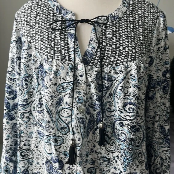 DR2 Loose Fit Blue and White Paisley Blouse 💚 - Picture 2 of 12
